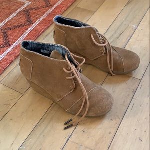 Tom’s Desert Wedge Booties